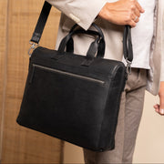 
Classic 100% Full-Grain leather Briefcase - Perspectiva trasera con correas de cuero reforzadas