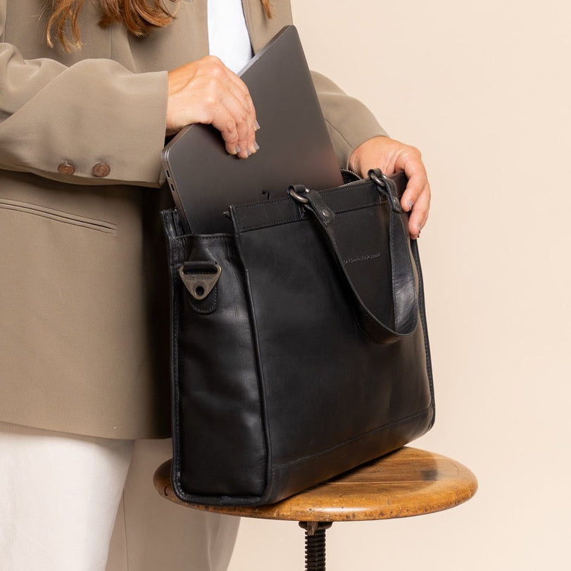 Manly Cuero flor integral Laptop Bag - Structured Side Profile Showing Gusset Depth &amp; Expansion Capacity