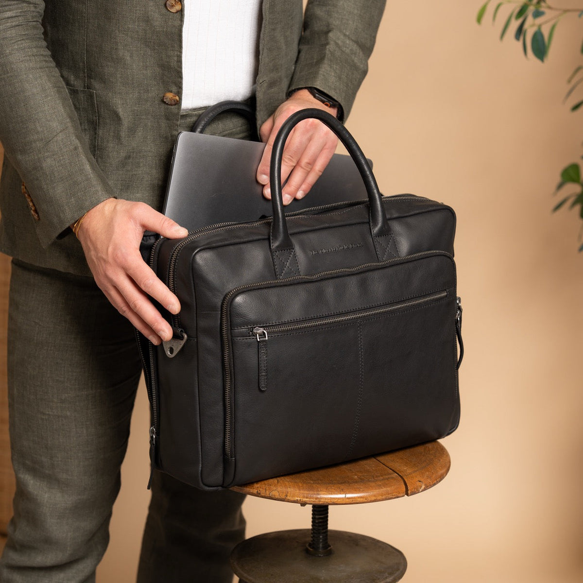 
Tacama Maletín para portátil de cuero flor - Perfil lateral estructurado con profundidad de fuelle