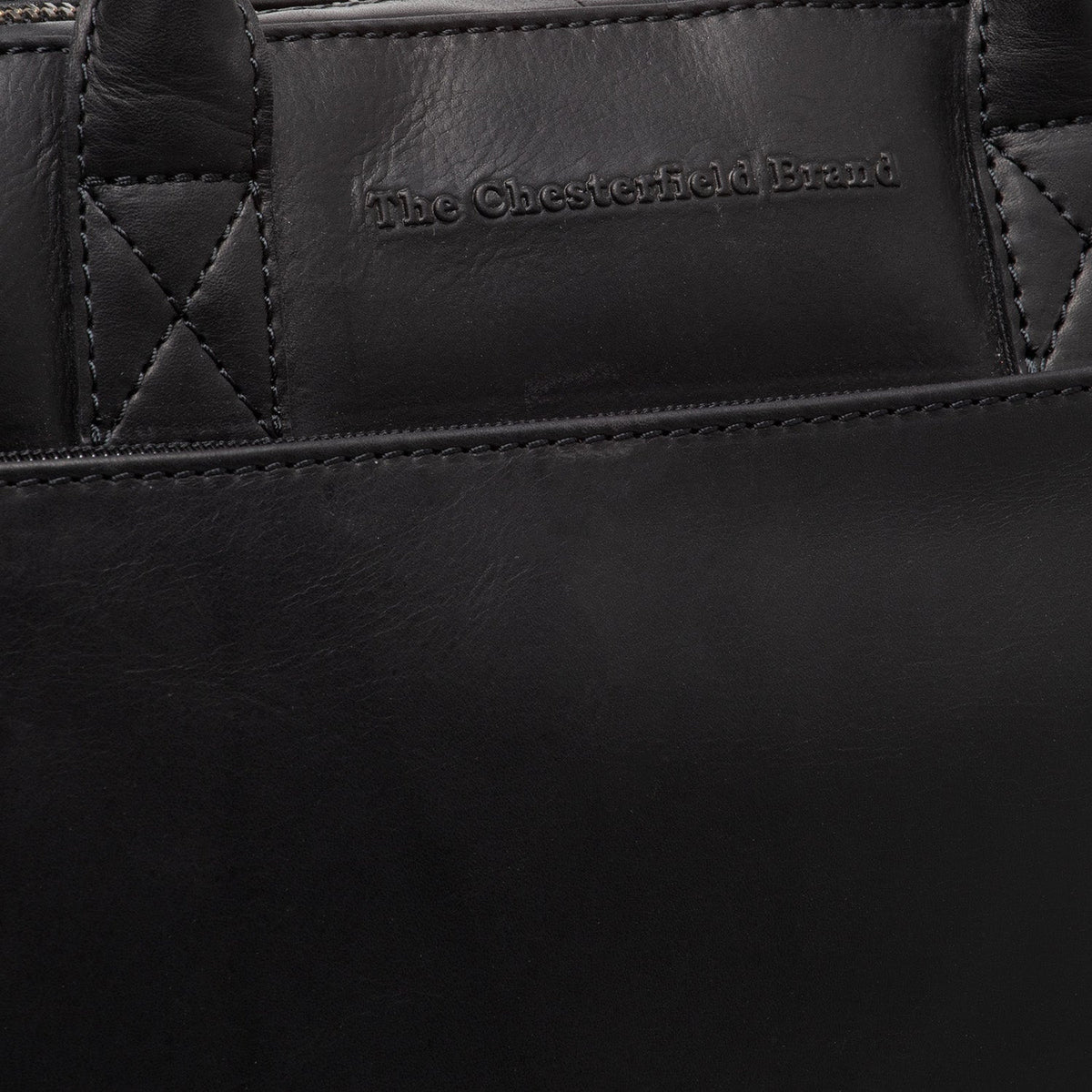 
Solid Antique Brass Hardware & Heavy-Duty Dual Zipper Detail on Tilbury Maletín para portátil de cuero flor