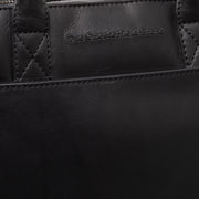 
Solid Antique Brass Hardware & Heavy-Duty Dual Zipper Detail on Tilbury Maletín para portátil de cuero flor