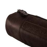 
Perspectiva del modelo vistiendo Leather Pencil Case Lea para Mujer para Mujer en modelo con caída natural bajo luz de día