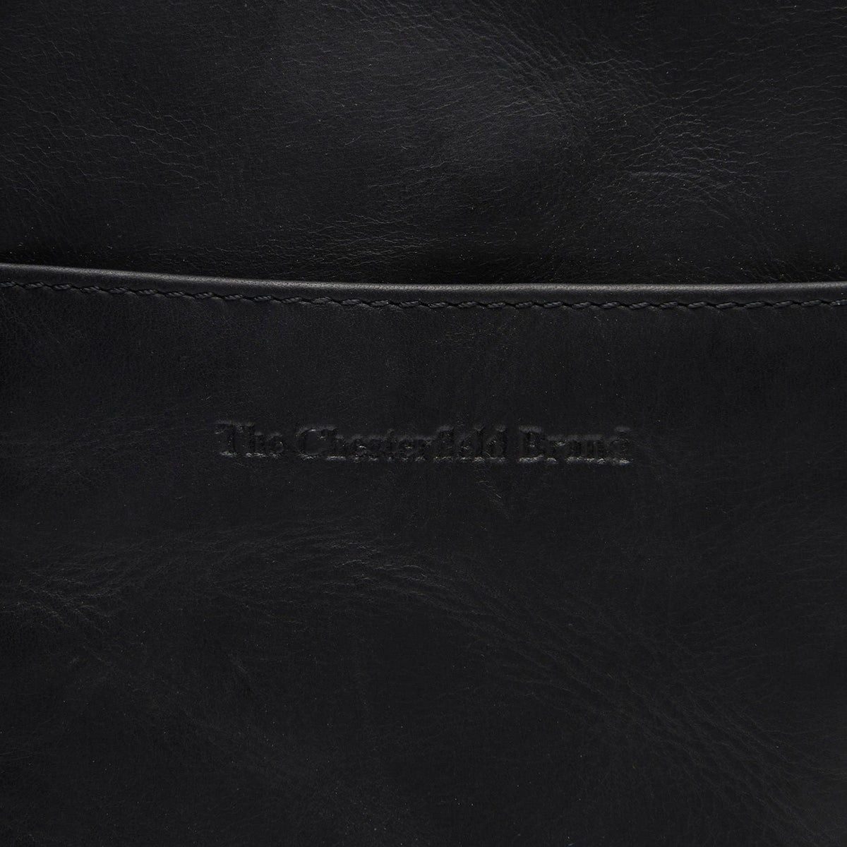 Close-Up Detail of Classic Collar & Heavy-Duty Zipper Hardware on Alesund Full-Grain Leather Phone Bag