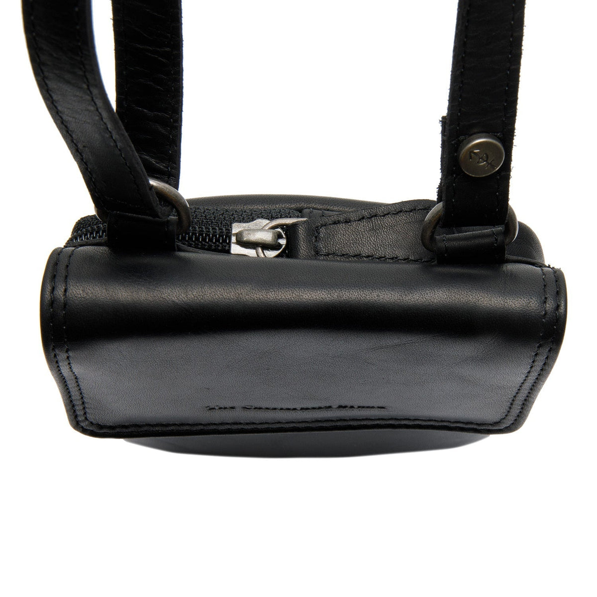 
Vista de detalle of Classic Collar & Heavy-Duty Zipper Hardware on Langley Cuero Flor Integral Phone Bag