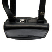 
Vista de detalle of Classic Collar & Heavy-Duty Zipper Hardware on Langley Cuero Flor Integral Phone Bag