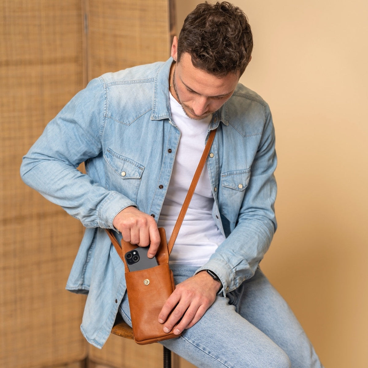 
Langley Cuero Flor Integral Phone Bag – alternate product view 3