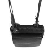 
Perspectiva del modelo vistiendo Malaga Cuero Flor Integral Phone Bag en modelo con caída natural bajo luz de día