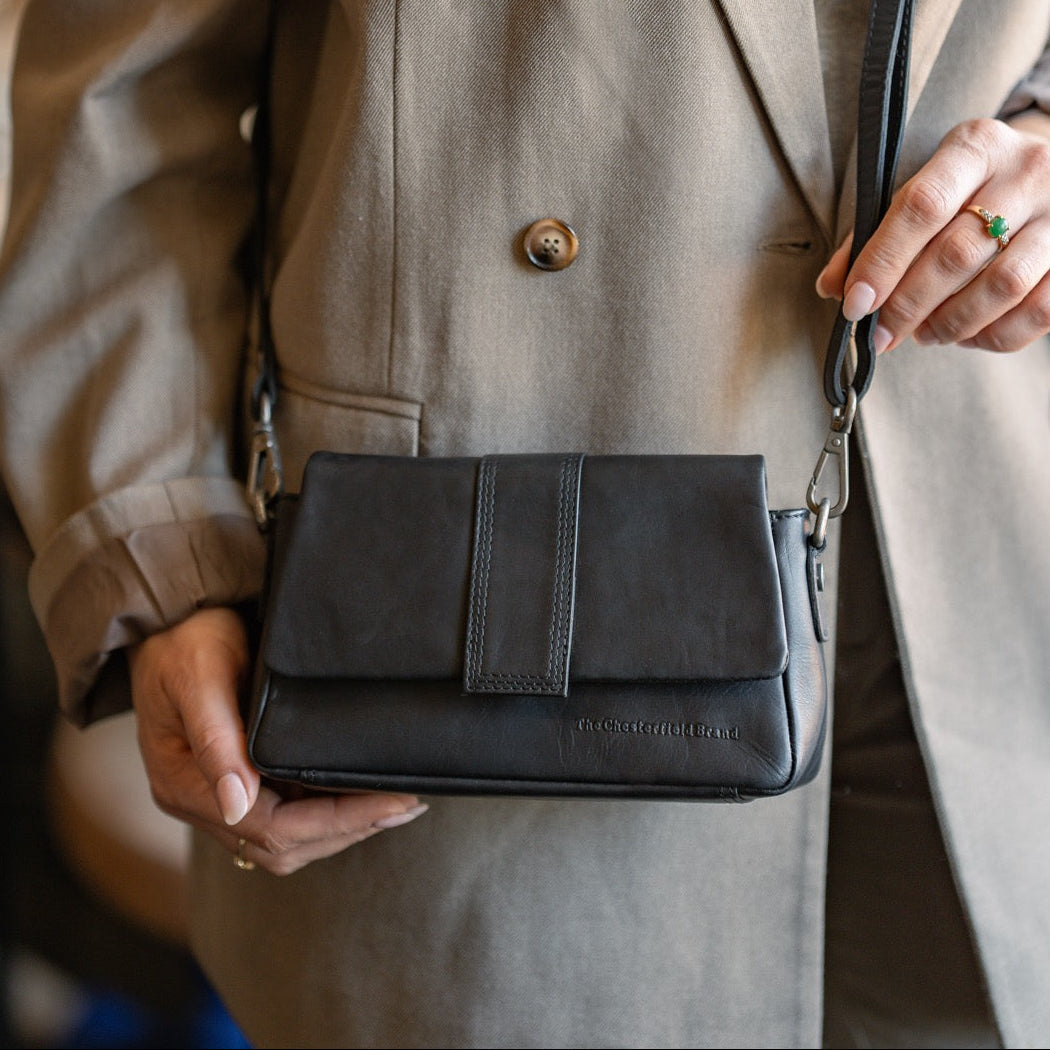 
Classic 100% Full-Grain leather Bag - Perspectiva trasera con correas de cuero reforzadas