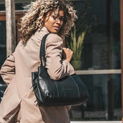 
Classic 100% Full-Grain leather Bag - Perspectiva trasera con correas de cuero reforzadas