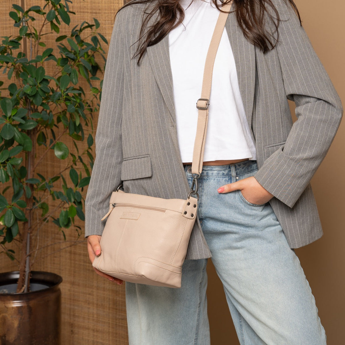 Zarita Full-Grain Leather Shoulder Bag para Mujer - Structured Side Profile Showing Gusset Depth &amp; Expansion Capacity