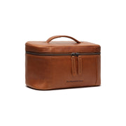 Styled Fit Perspective of Limone Full-Grain Leather Toiletry Bag para Mujer on Model - Natural Daylight Drape