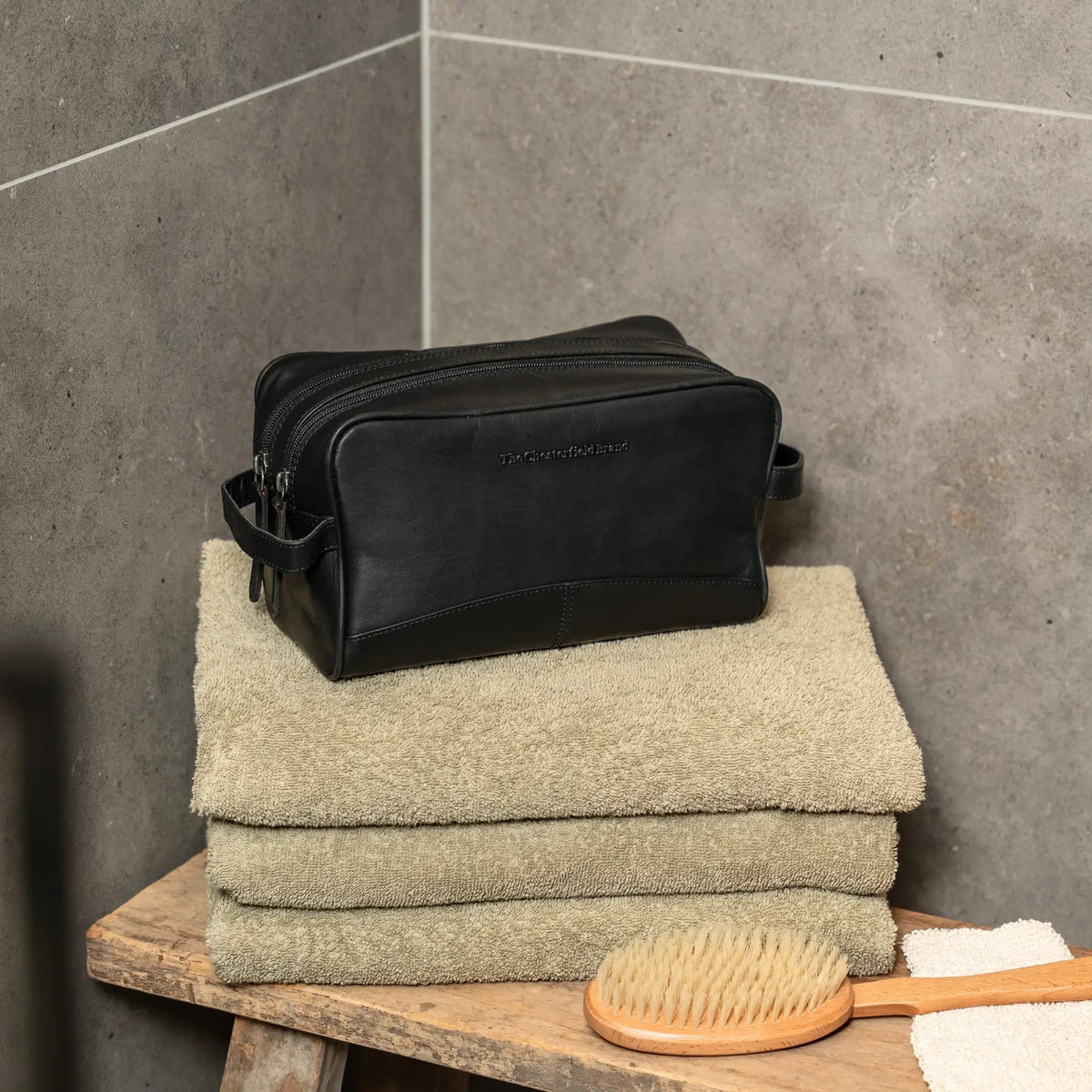 Classic 100% Full-Grain leather Goods - Vista trasera con ajuste entallado en hombros y bajo impecable