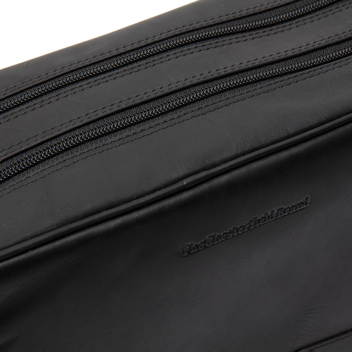 Detalle de cerca of Classic Collar &amp; Heavy-Duty Zipper Hardware on Stefan Full-Grain Leather Toiletry Bag para Mujer