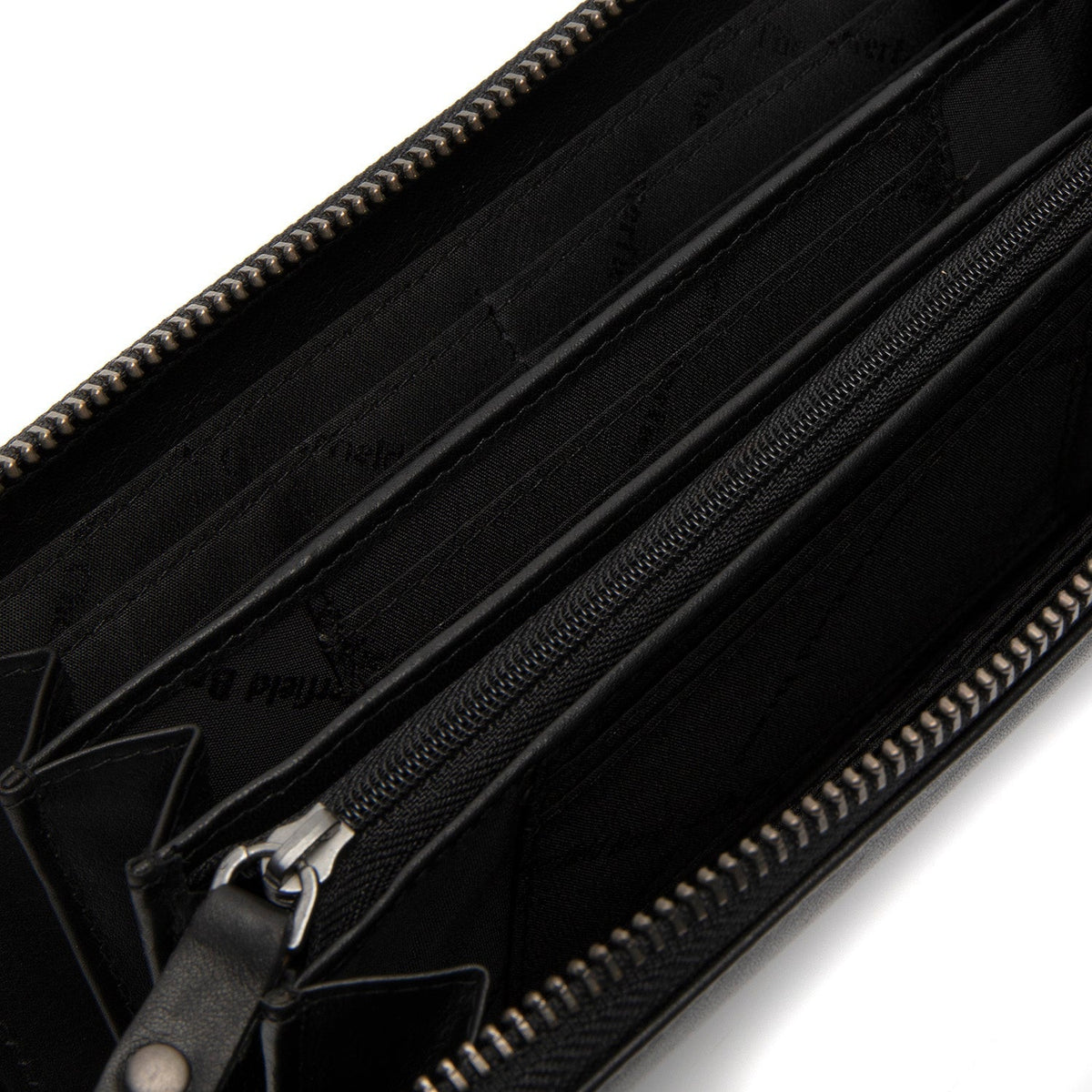 
Solid Antique Brass Hardware & Heavy-Duty Dual Zipper Detail on Cantara Billetera de cuero flor