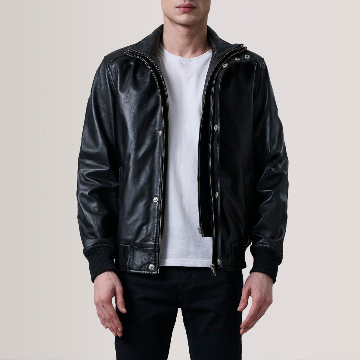 Lester Marrón Suede Cazadora Bomber de Cuero para Hombre For Men in Brown Goatskin Suede - Vista frontal y silueta a medida | Comprar online