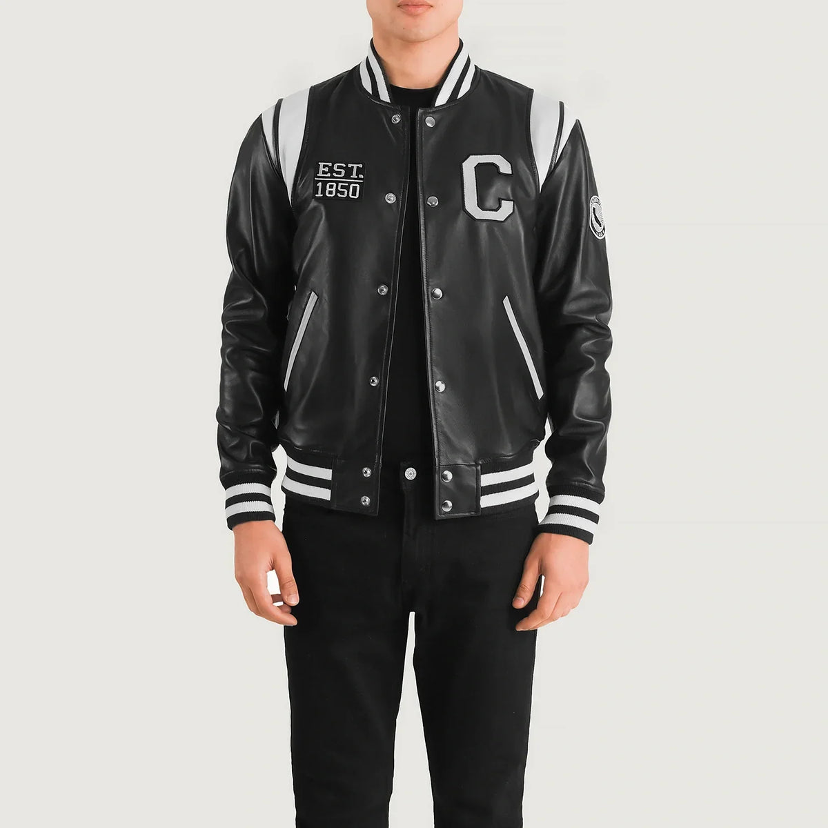 
Liberte California Negro Leather Varsity Chaqueta de Cuero para Hombre - Vista frontal y silueta entallada | Comprar online