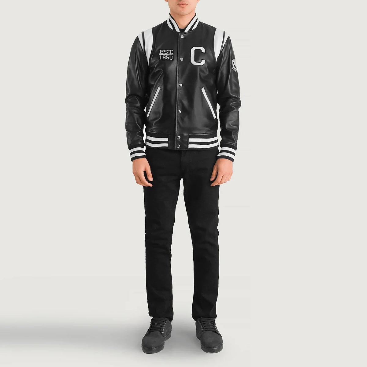 
Liberte California Negro Leather Varsity Chaqueta de Cuero para Hombre - Vista lateral mostrando el corte ergonómico de mangas