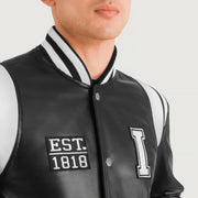 Detalle de cerca of Varsity &amp; Snap Button Hardware on Liberte Illinois Negro Leather Varsity Chaqueta de Cuero para Hombre
