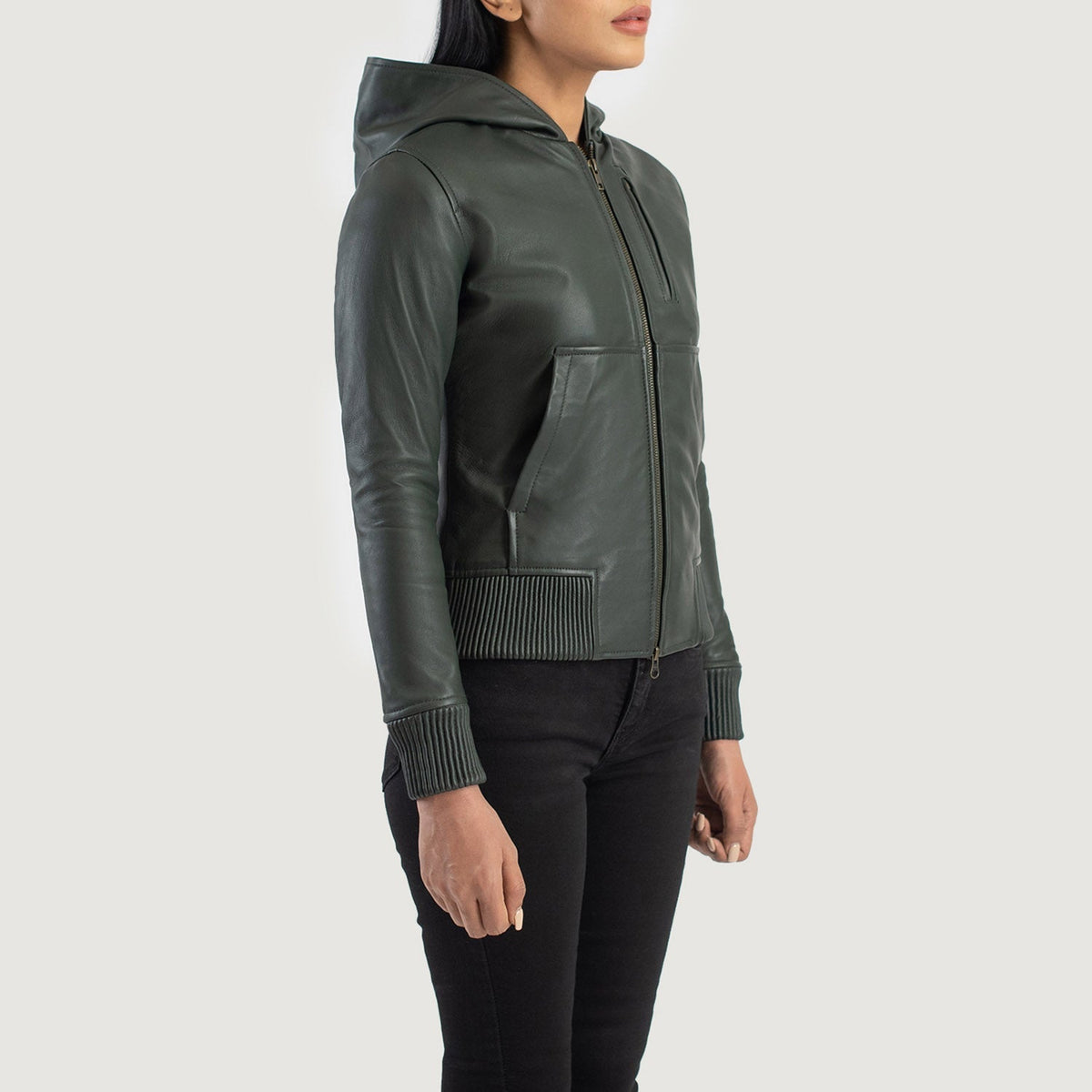 
Perspectiva del modelo vistiendo Luna Blue Hooded Leather Bomber Jacket en modelo con caída natural bajo luz de día