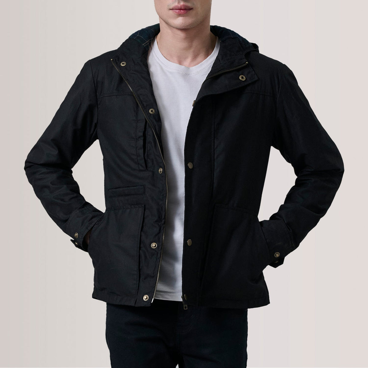
Marlo Negro Canvas Hooded Work Chaqueta de Cuero para Hombre For Men in Black Waxed Cotton Canvas - Vista frontal y silueta entallada | Comprar online