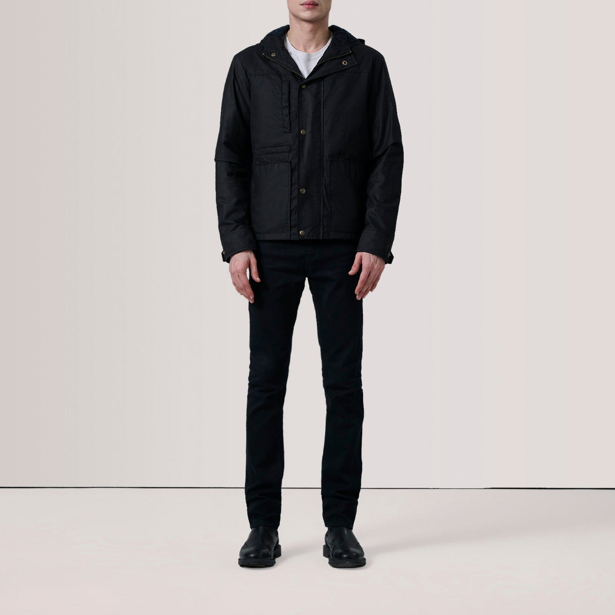 
Black Waxed Cotton Canvas Hooded Jacket - Vista posterior con hombros definidos y bajo impecable