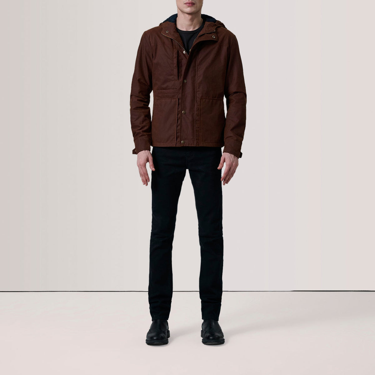 Brown Waxed Cotton Canvas Hooded Jacket - Vista trasera con ajuste entallado en hombros y bajo impecable