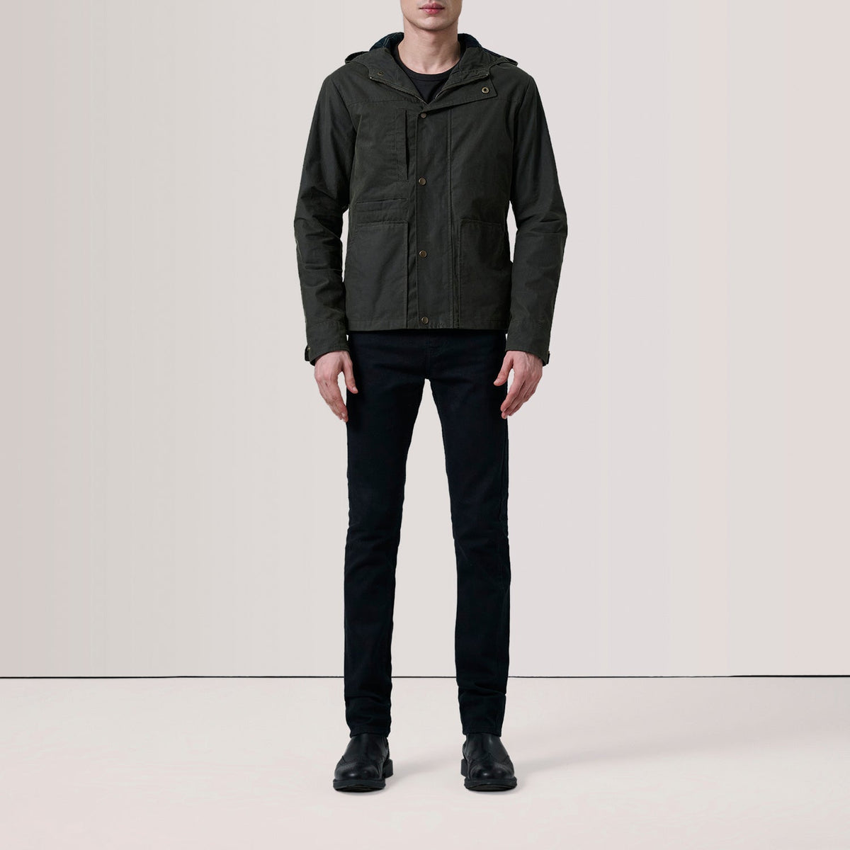 Olive Waxed Cotton Canvas Hooded Jacket - Vista trasera con ajuste entallado en hombros y bajo impecable