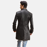 Men's Midlander Acolchado Negro Abrigo de Cuero para Hombre - Vista de perfil lateral con corte ergonómico de manga