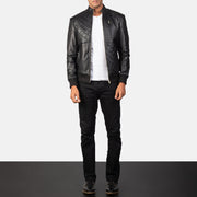 Moda Black Leather Bomber Jacket - Vista de perfil lateral con corte ergonómico de manga