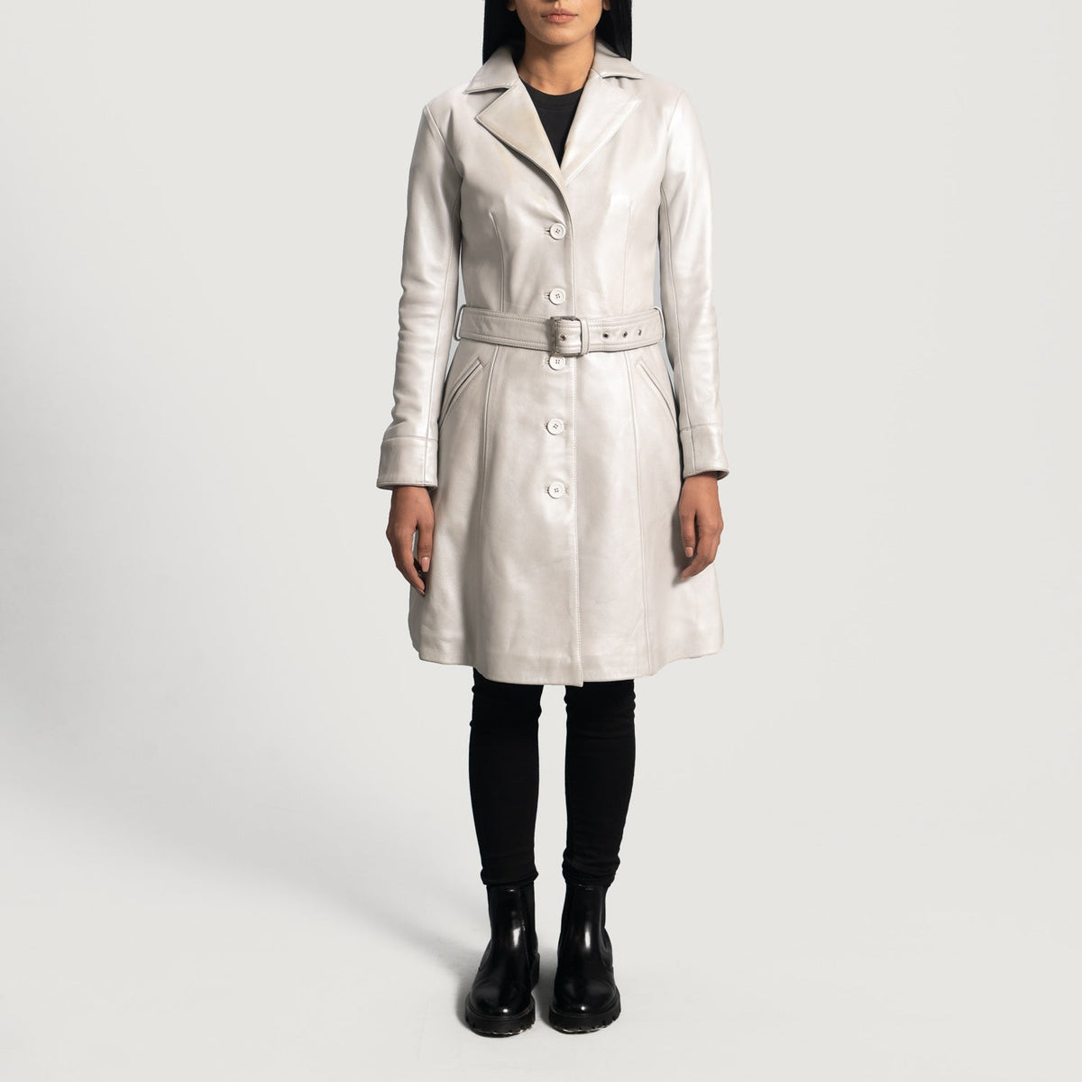 
Vista de detalle of Notch & Button Hardware on Moonlight Silver Gabardina Trench de Cuero para Mujer