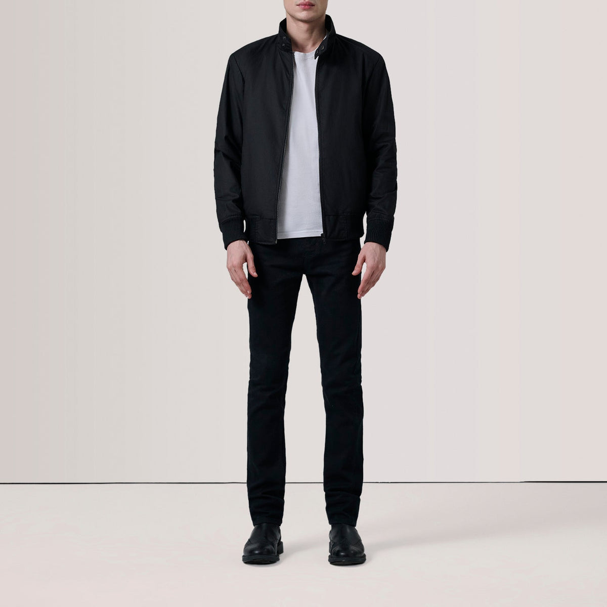Black Waxed Cotton Canvas Bomber Jacket - Vista trasera con ajuste entallado en hombros y bajo impecable