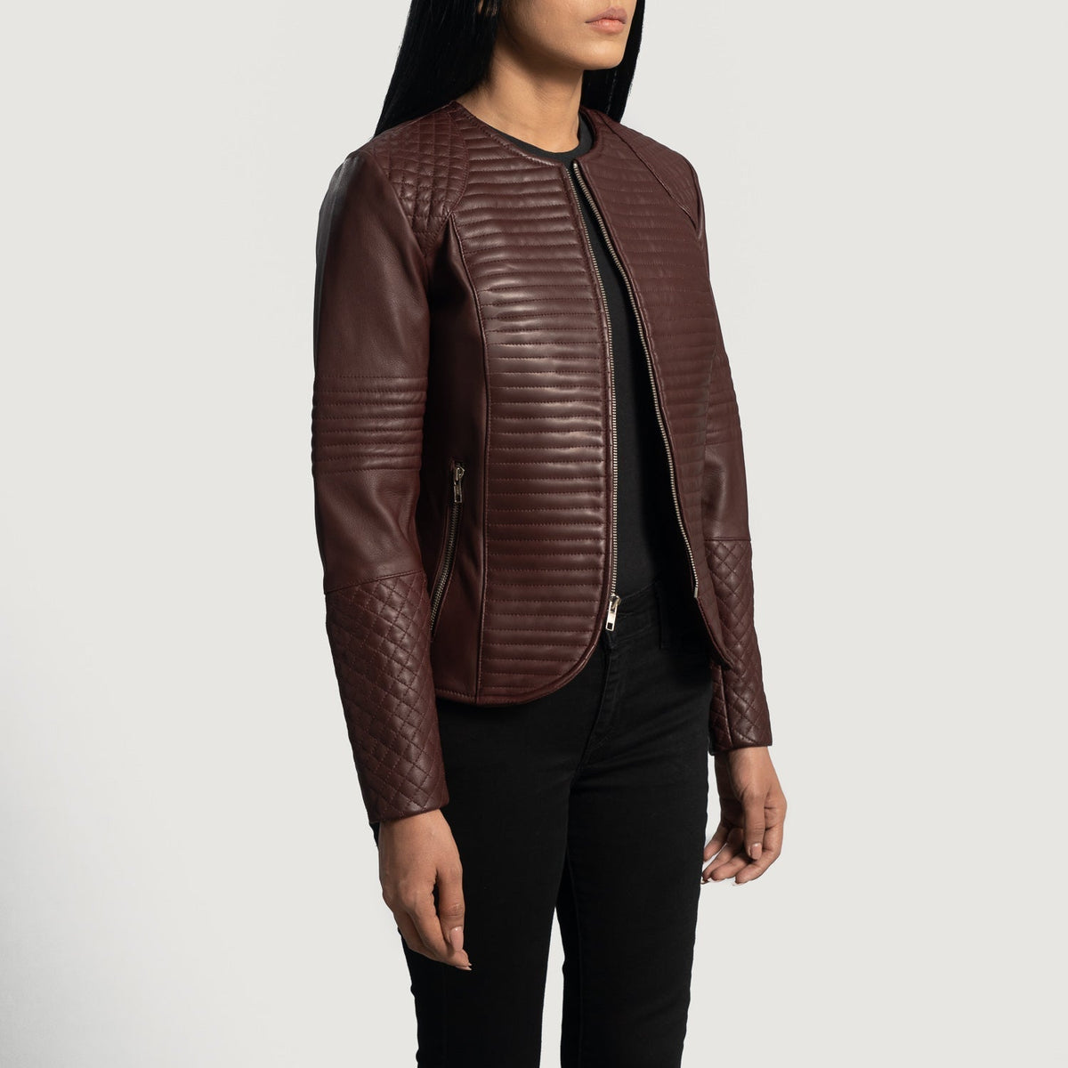 
Nexi Acolchado Chaqueta de Cuero para Mujer - Vista posterior con hombros definidos y bajo impecable