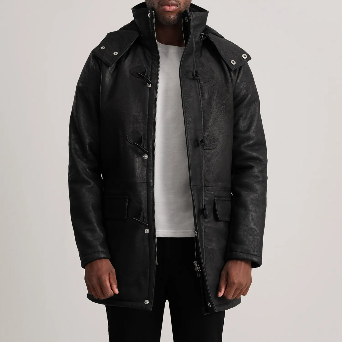 Nolan Black Snuffed Leather Duffle Coat in Distressed Black Sheepskin Snuffed - Vista frontal y silueta a medida | Comprar online