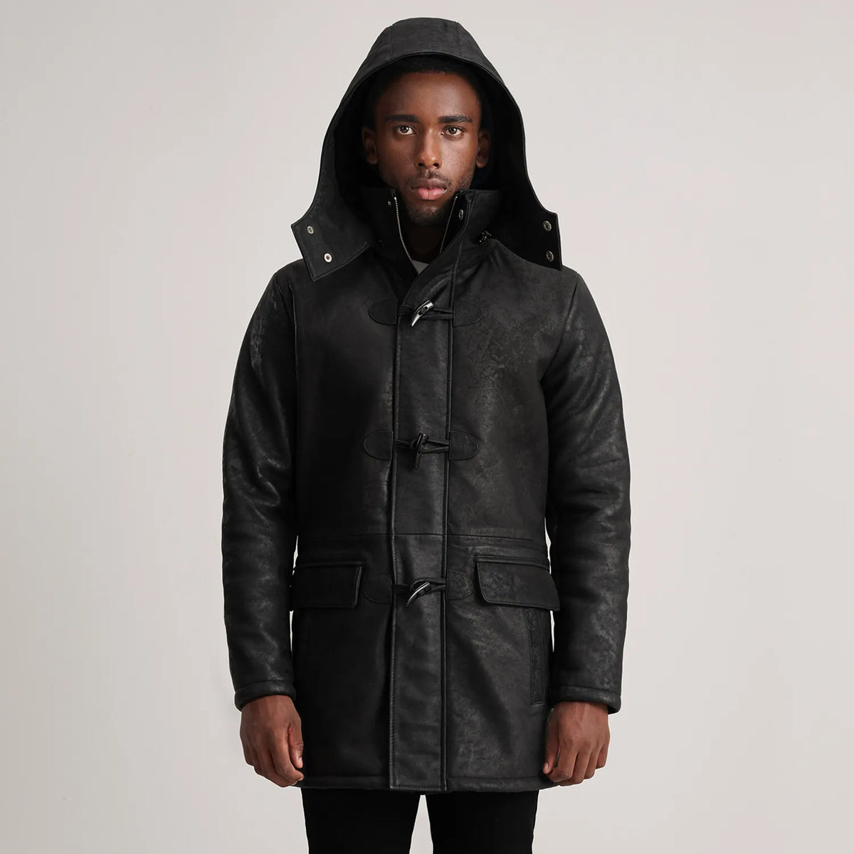 Detalle de cerca of Band collar &amp; Zipper with Toggle button Hardware on Nolan Black Snuffed Leather Duffle Coat