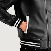 Pascal Negro Leather Varsity Chaqueta de Cuero para Hombre - Vista de perfil lateral con corte ergonómico de manga