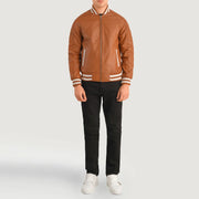 Pascal Tostado Marrón Leather Varsity Chaqueta de Cuero para Hombre - Vista de perfil lateral con corte ergonómico de manga