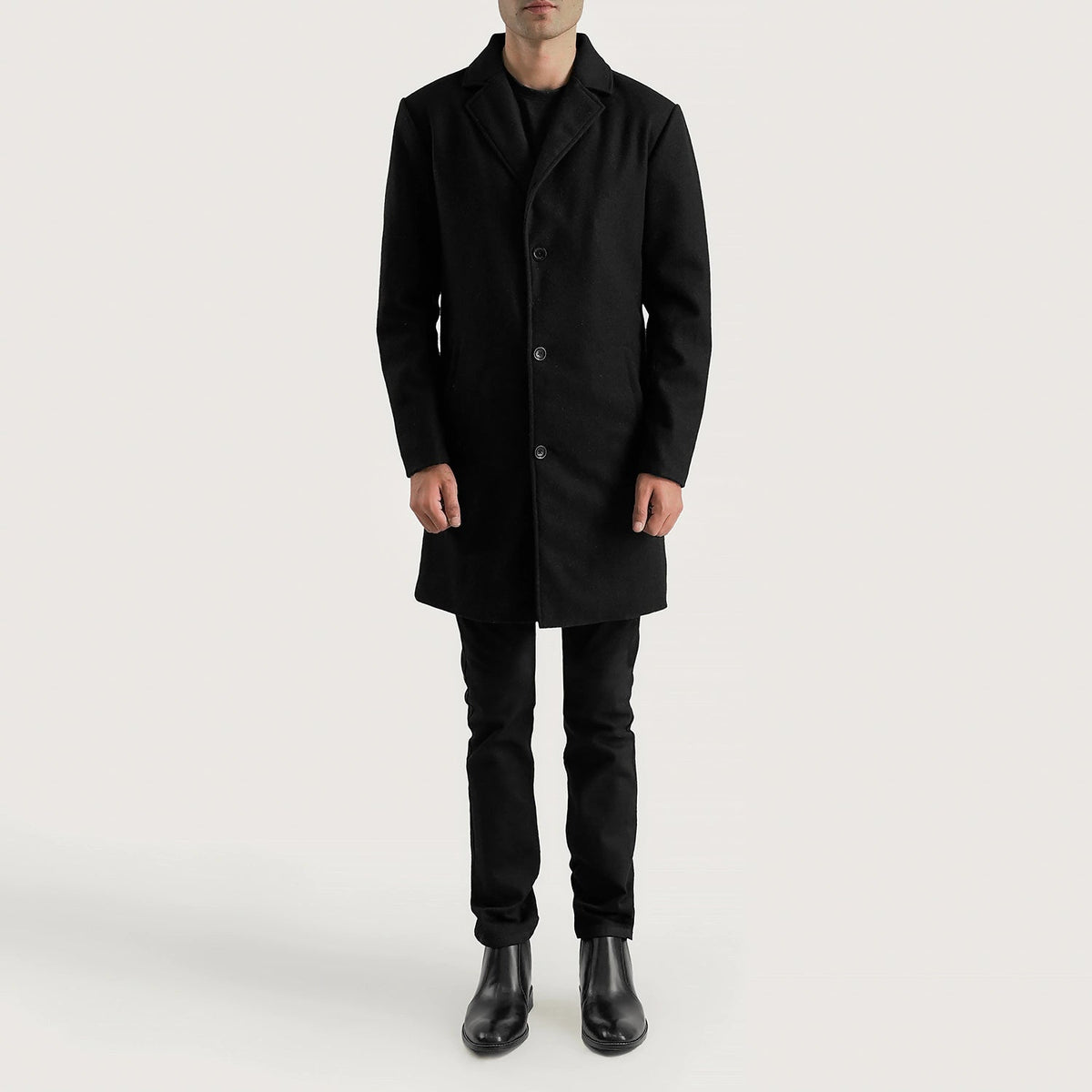 Petrillo Black Wool Single Breasted Coat - Vista de perfil lateral con corte ergonómico de manga