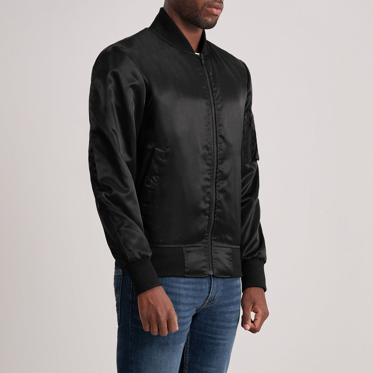 Black Satin Bomber Jacket - Vista trasera con ajuste entallado en hombros y bajo impecable