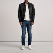 Detalle de cerca of Varsity &amp; Zipper Hardware on Quinton MA-1 Negro Cazadora Bomber de Cuero para Hombre