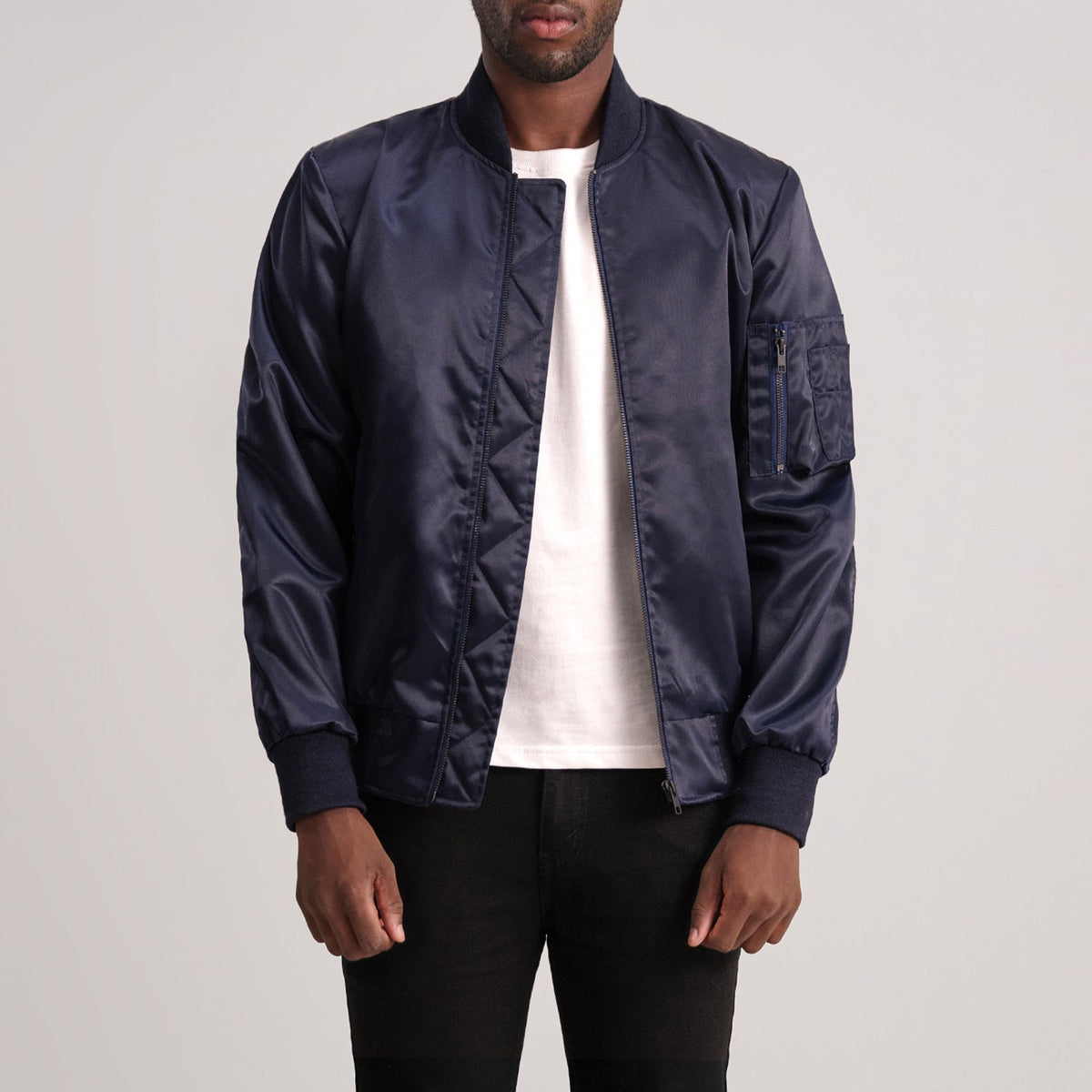 
Quinton MA-1 Azul Chaqueta Bomber de Cuero para Hombre - Vista lateral mostrando el corte ergonómico de mangas
