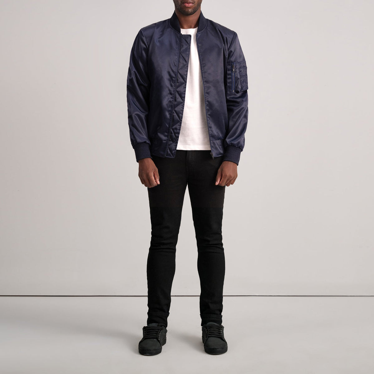 
Vista de detalle of Varsity & Zipper Hardware on Quinton MA-1 Azul Chaqueta Bomber de Cuero para Hombre