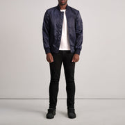 
Vista de detalle of Varsity & Zipper Hardware on Quinton MA-1 Azul Chaqueta Bomber de Cuero para Hombre