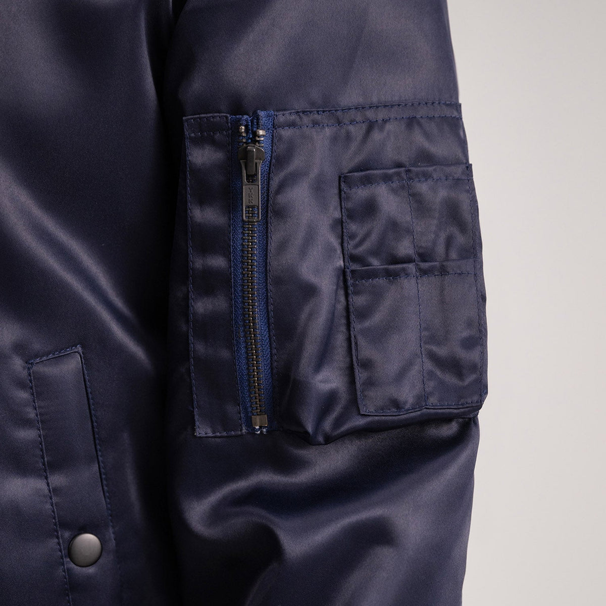 
Vista interior Showing Polyester Lining & Dos bolsillos interiores de utilidad
