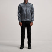 Detalle de cerca of Varsity &amp; Zipper Hardware on Quinton MA-1 Gris Cazadora Bomber de Cuero para Hombre