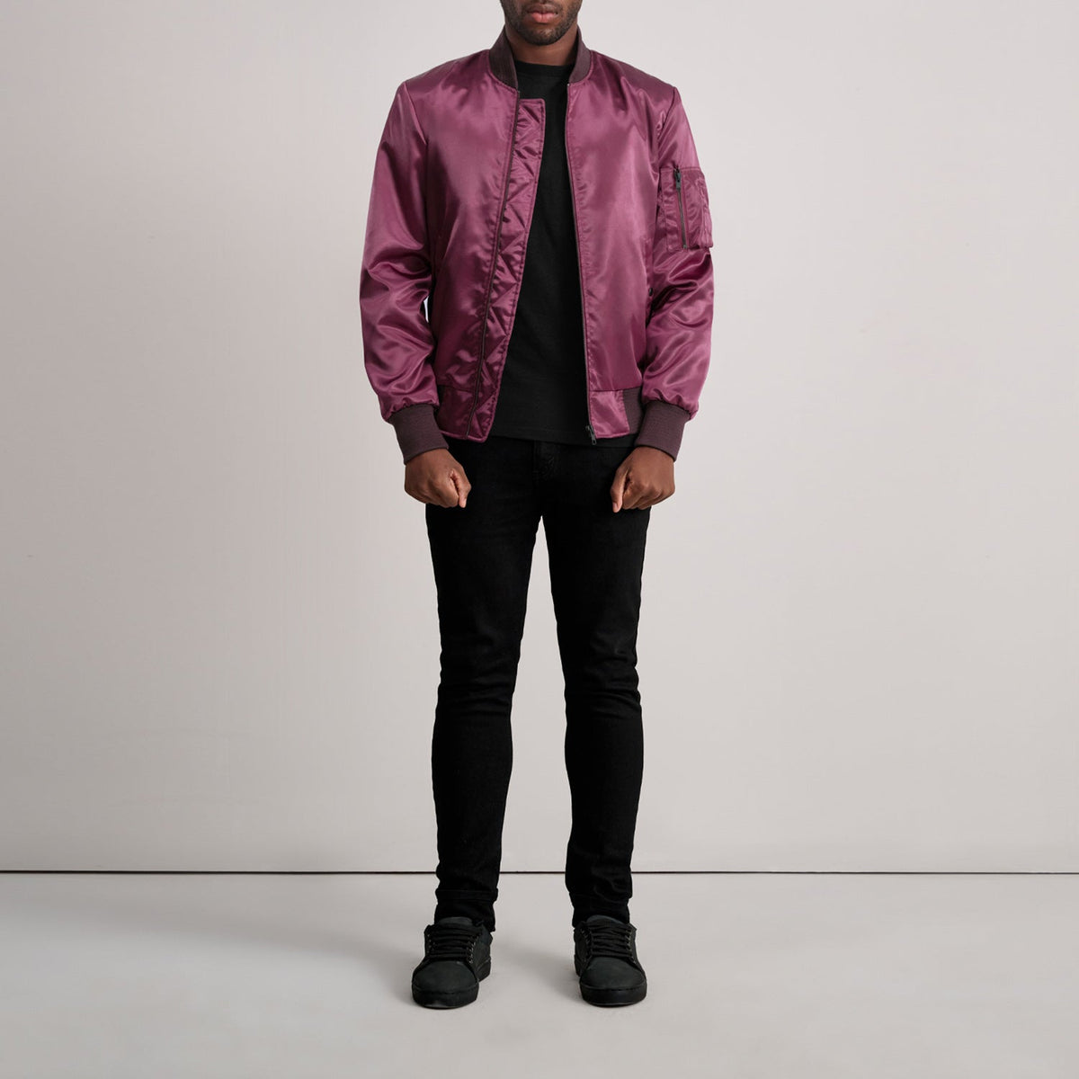 Detalle de cerca of Varsity &amp; Zipper Hardware on Quinton MA-1 Granate Cazadora Bomber de Cuero para Hombre