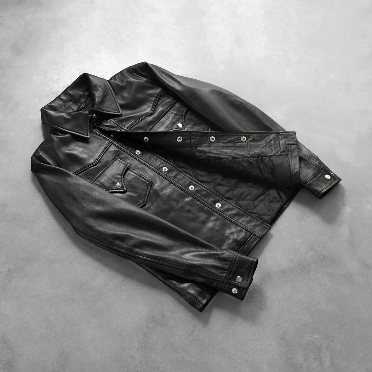Button &amp; Hem Craftsmanship Construction Detail on Men's Ranchson Negro Leather Shirt para Hombre