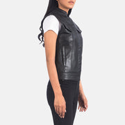 
Black Sheepskin Leather Biker Jacket - Vista posterior con hombros definidos y bajo impecable