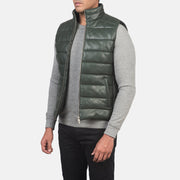 
Reeves Verde Leather Chaleco acolchado para Hombre - Vista posterior con hombros definidos y bajo impecable