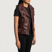 
Rhonda Granate Leather Biker Vest para Mujer - Vista lateral mostrando el corte ergonómico de mangas