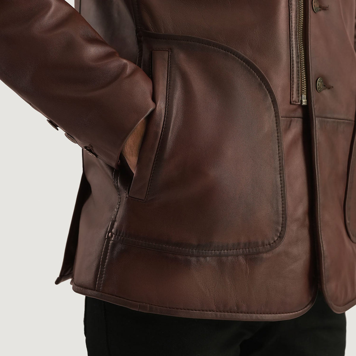 Men's Rocky Marrón Fur Abrigo de Cuero para Hombre - Vista de perfil lateral con corte ergonómico de manga